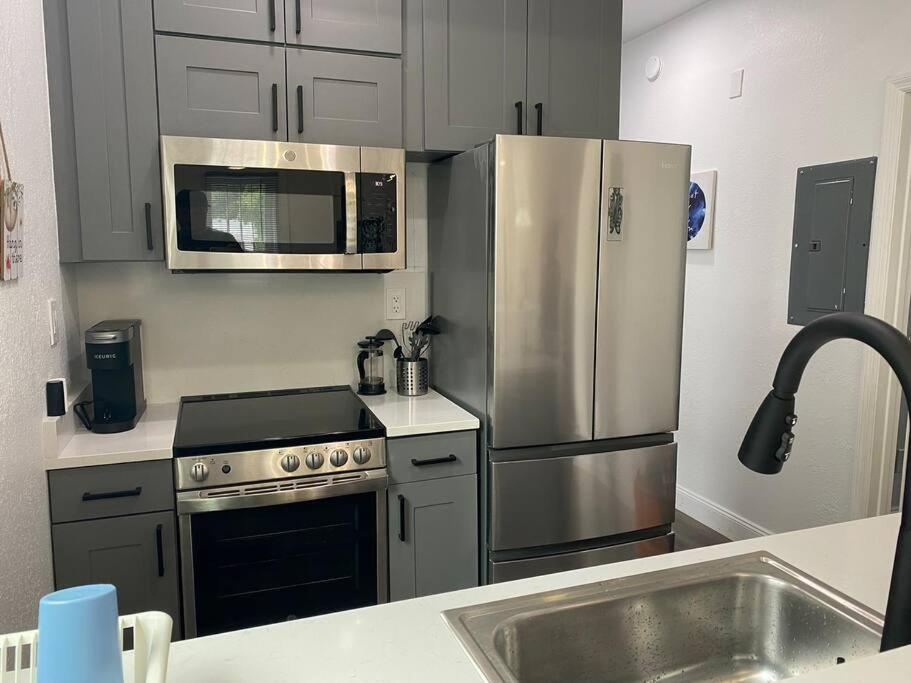 Contemporary 1-Bedroom Private Bungalow Walk To Armature & Riverwalk Tampa Ngoại thất bức ảnh