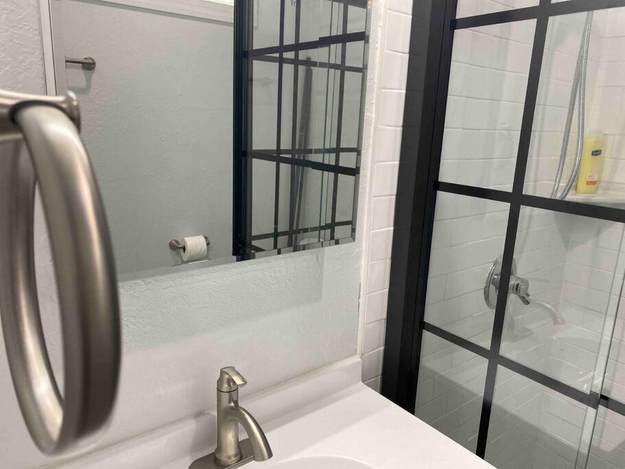 Contemporary 1-Bedroom Private Bungalow Walk To Armature & Riverwalk Tampa Ngoại thất bức ảnh